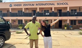 Hannah Janßen vor der Schule