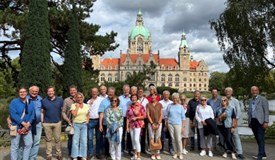 Gruppenbild vor dem Neuen Rathaus