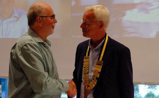 Gerd Janotta (links) übergibt die Amtskette an Andreas Gruchow (rechts)