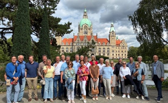 Gruppenbild vor dem Neuen Rathaus